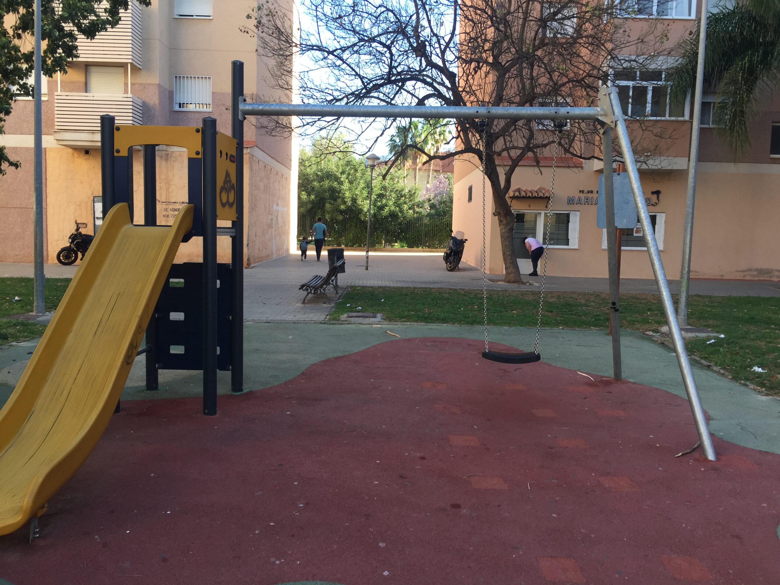 IU-Equo denuncia el mal estado de los parques infantiles de la ciudad