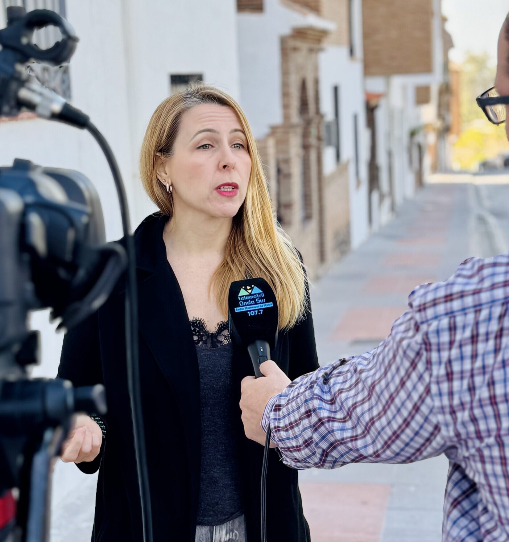 IU denuncia el mal estado del asfalto en la calle Pablo Coronado y su vía colindante.